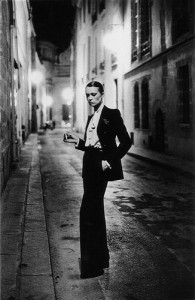 Yves Saint Laurent, lata 60 Yves Saint Laurent, kobieta smokingu z krawatem, jaki był noszony w XIX wieku