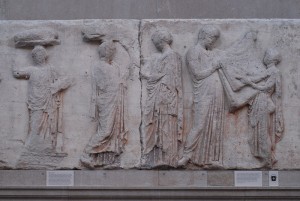 wreczenie peplosu-partenon scena przekazywania peplosu, rytuał odprawiany w procesji panatejskiej, fragment fryzu z Partenonu, ok. 445 p.n.e.