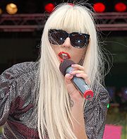 Lady Gaga - makijaż i styl ubierania